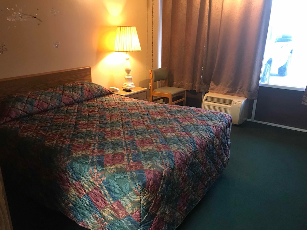 Budget Host Village Inn 8/22
