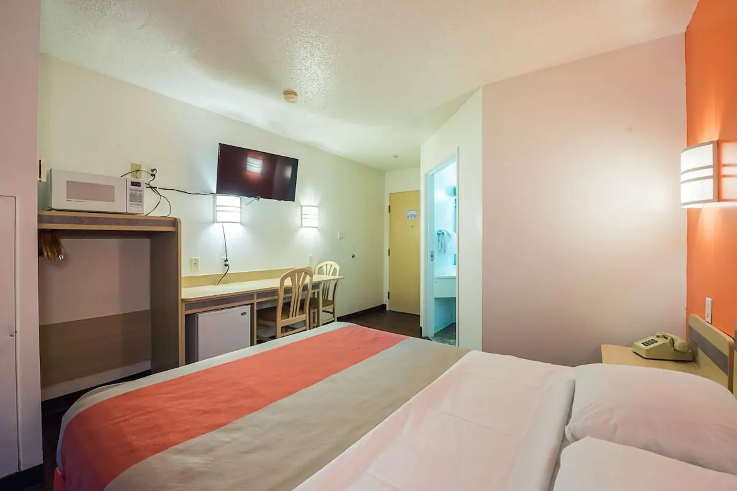 ROOM, QUEEN BED