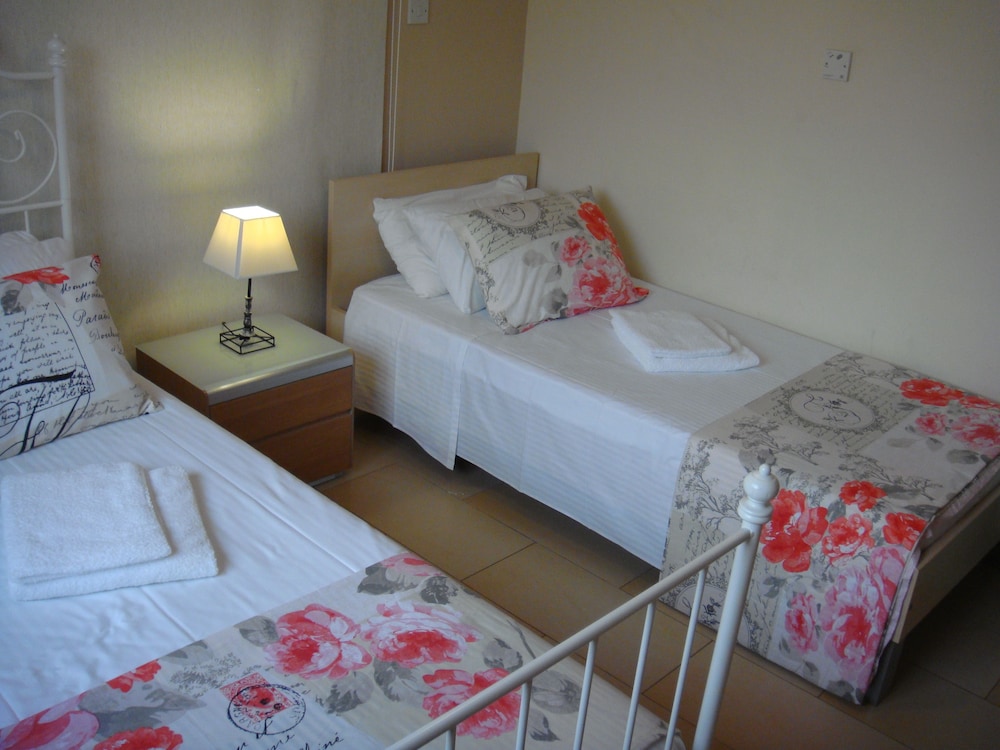 Athena Villa 8/32