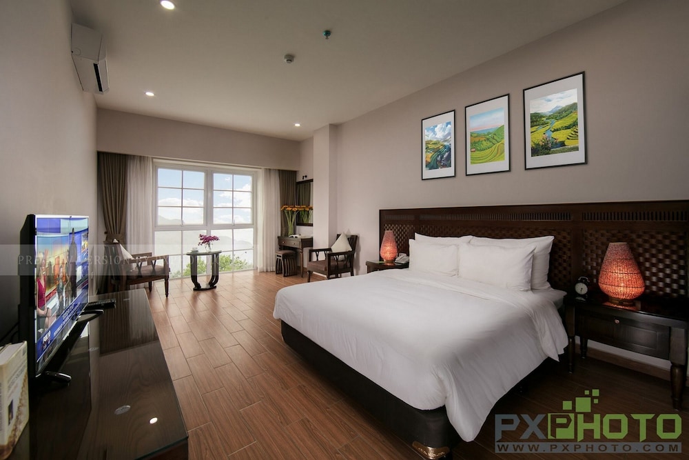DELUXE, QUEEN BED