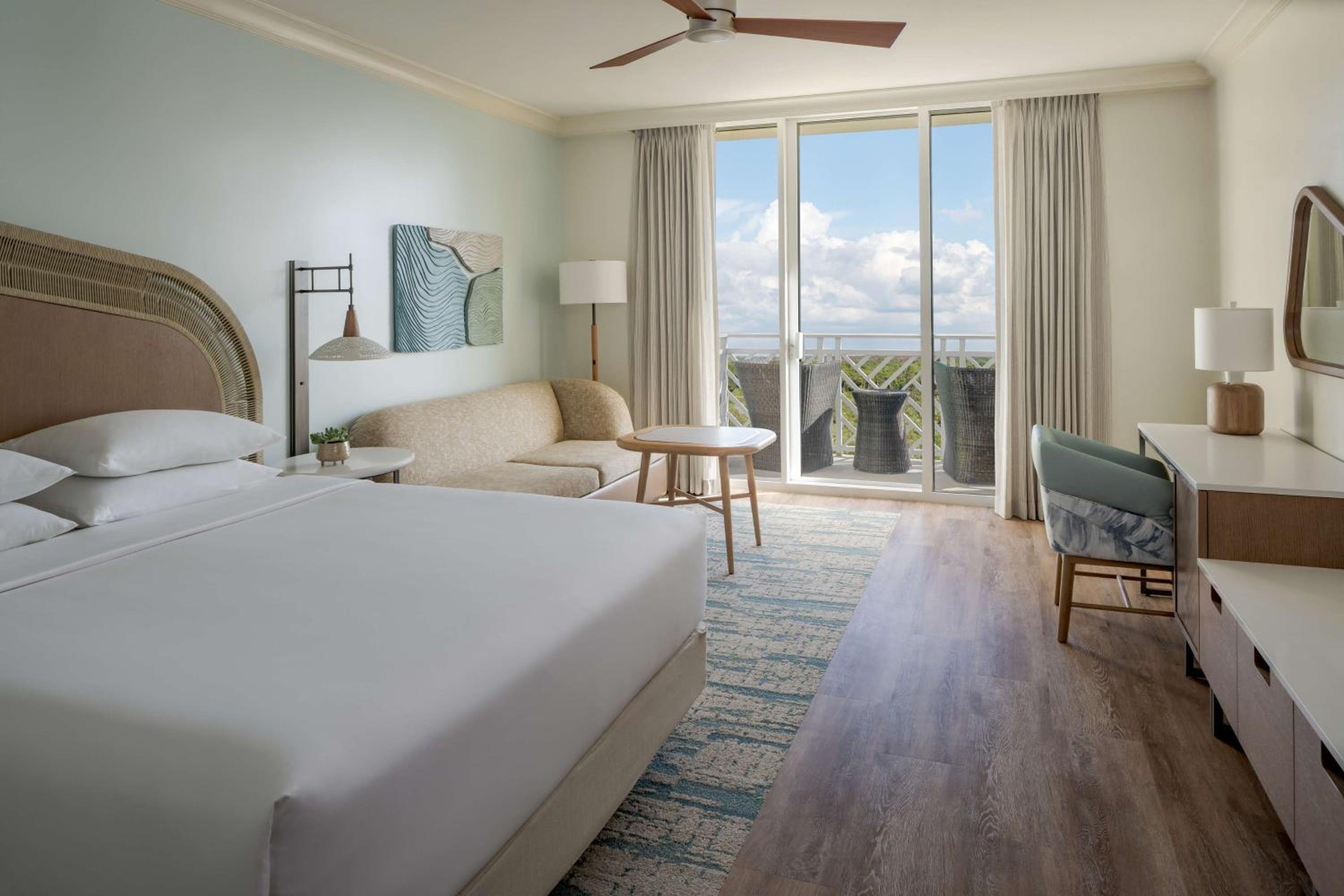 Room, King Bed, Partial Bay View, Sofa, Balcony
