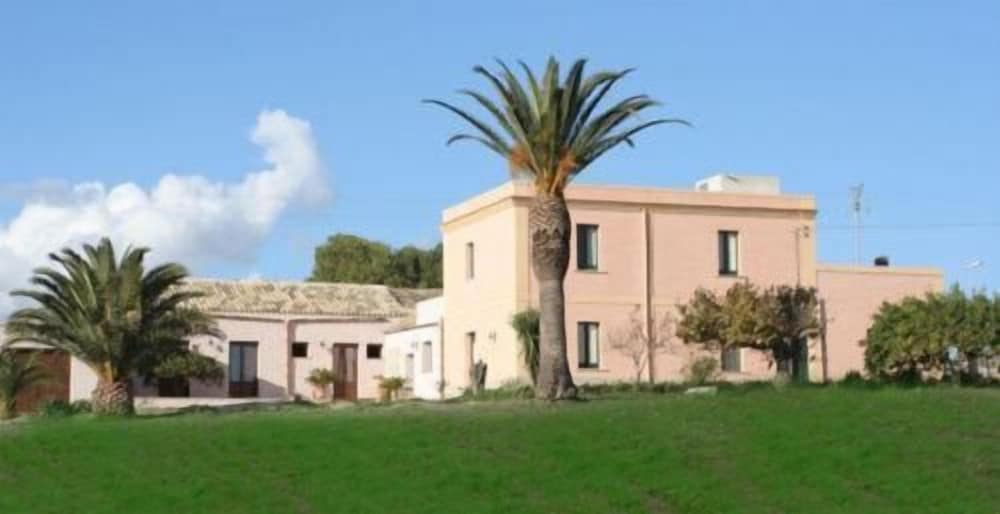 Agriturismo Baglio Donna Santa 38/48