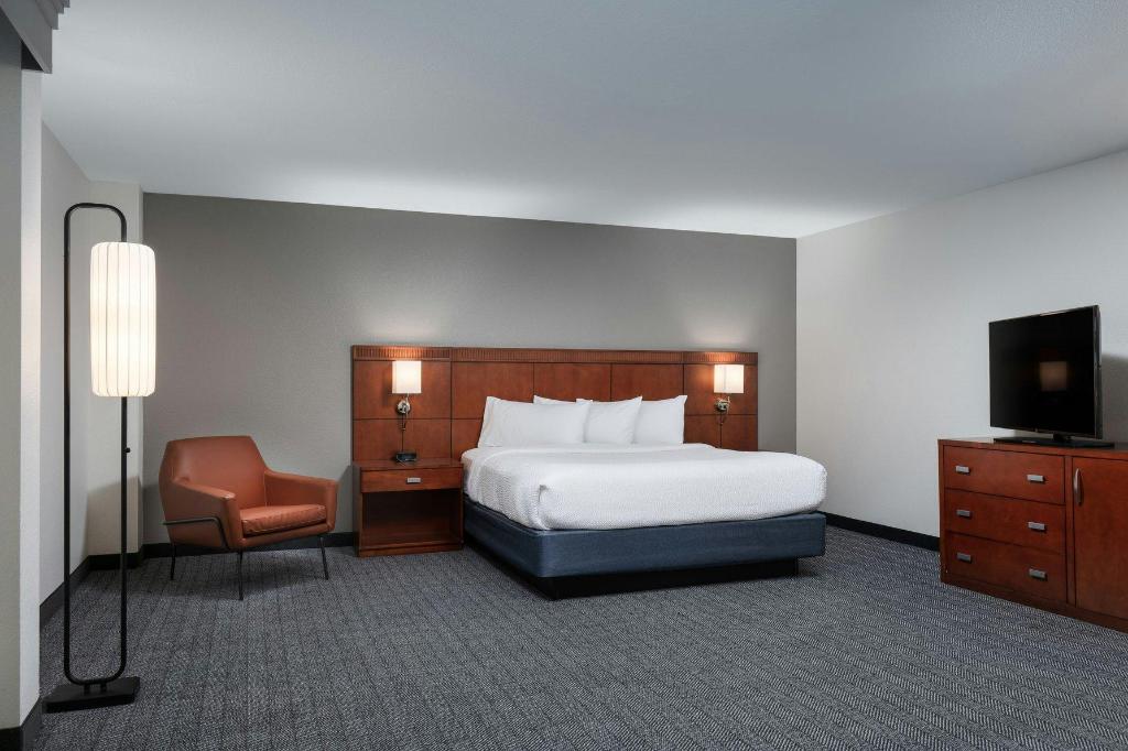 1 Bedroom, Hospitality, Suite, King Bed, Old Town View, City View, Sofa