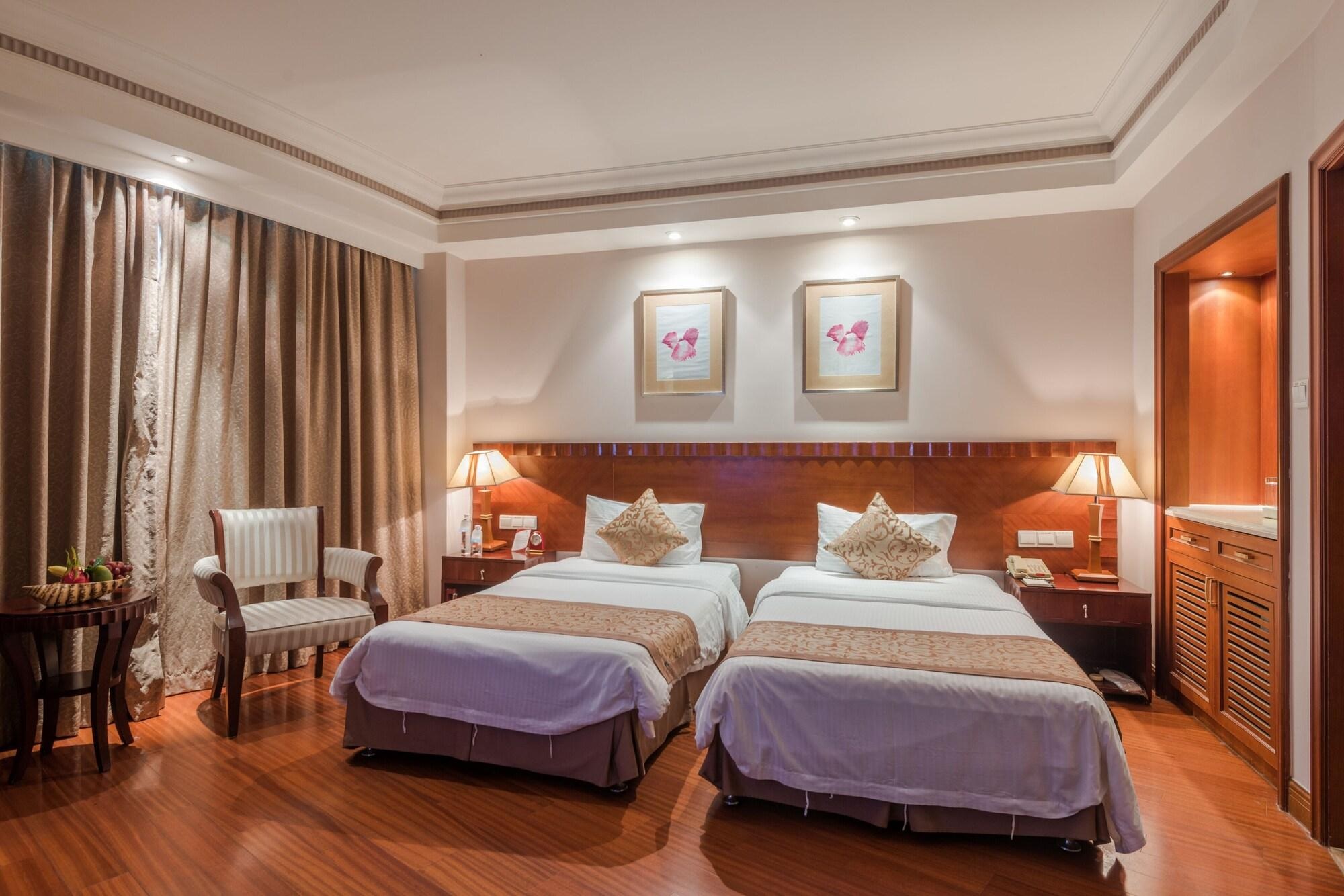 Sanya Baohong Hotel 8/23