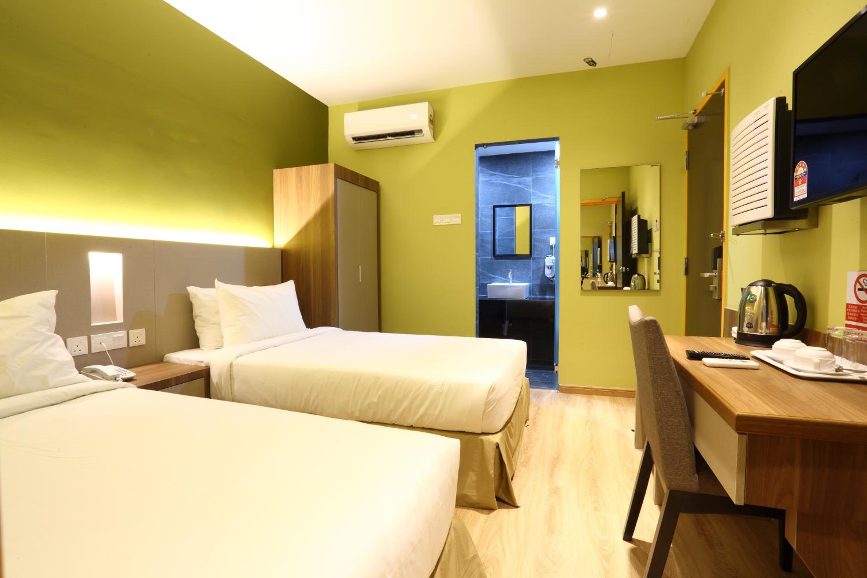 Yee Hotel 16/34