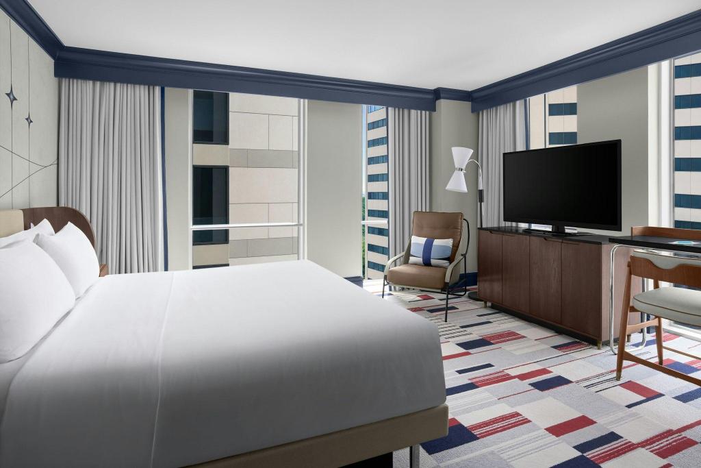1 Bedroom, Presidential, Ambassador, Suite, King Bed, River View, Sofa, Corner, Le Meridien Arlington 4/5