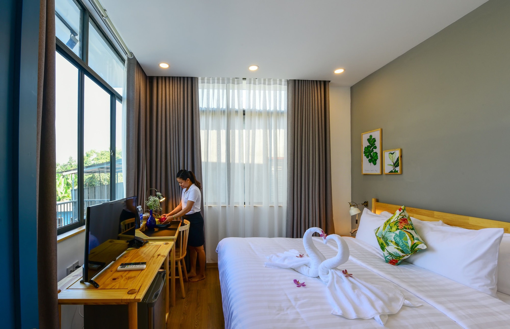 DELUXE, KING BED, RIVER VIEW