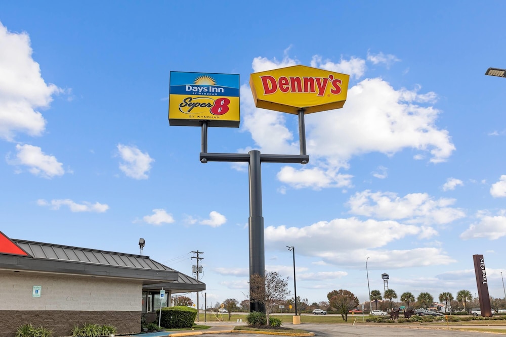 Days Inn & Suites by Wyndham Texas City 48/52