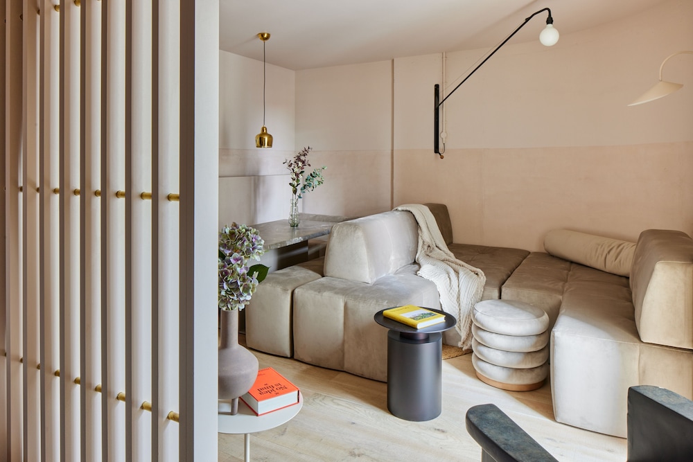 2 BEDROOMS, SUITE, 2 DOUBLE BEDS