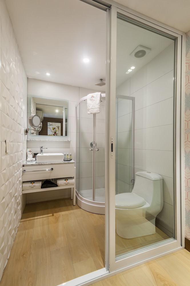 DESIGN, SUITE, PRIVATE BATHROOM