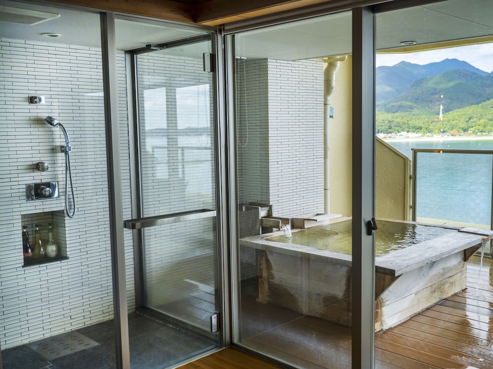 Suite, Twin Beds, Ocean View, Outdoor View, Bathtub, Corner