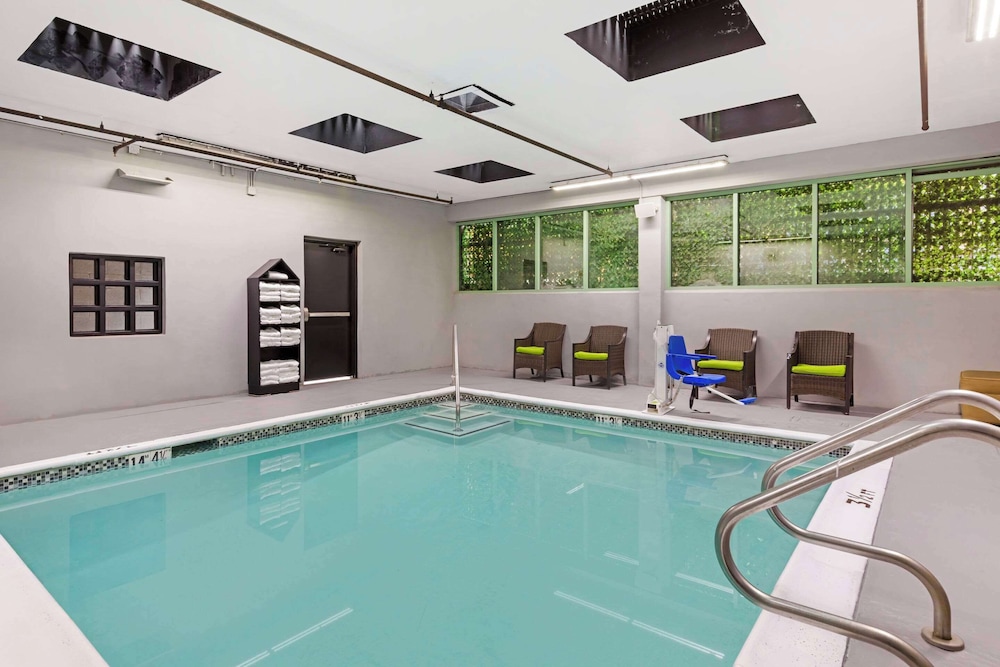 BLVD Hotel and Studios Universal-Hollywood, an Ascend Collection Hotel 50/75