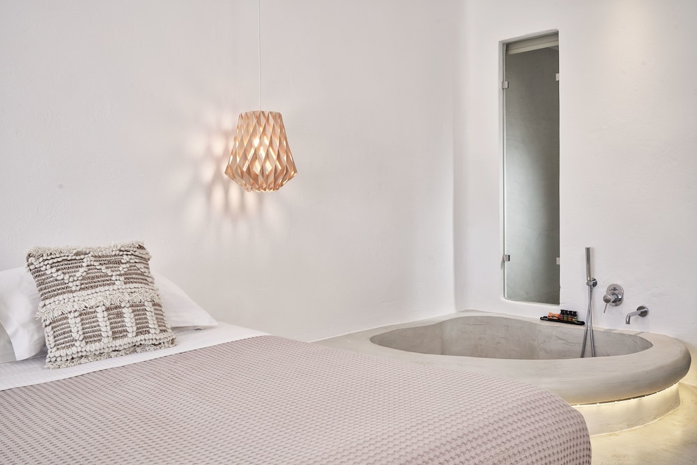 HONEYMOON, SUITE, LAKE VIEW, OUTDOOR JETTED TUB, PRIVATE POOL