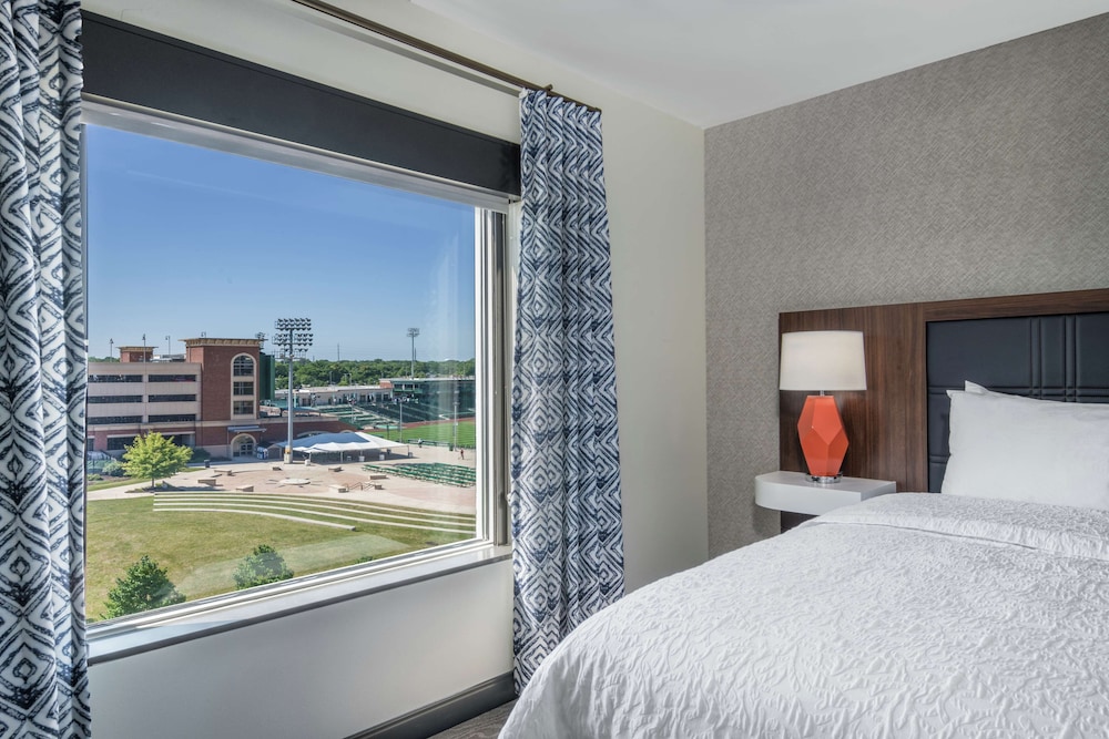 Hampton Inn and Suites Fort Wayne Downtown 17/53