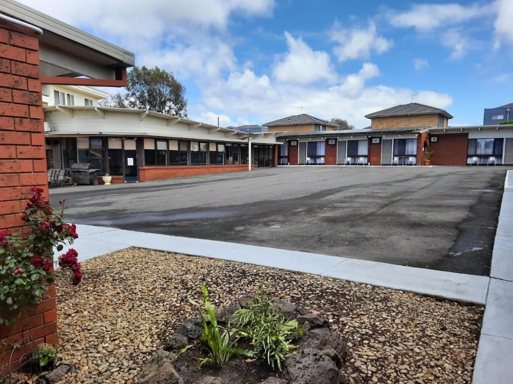 THE ABBOTSWOOD MOTOR INN 32/36