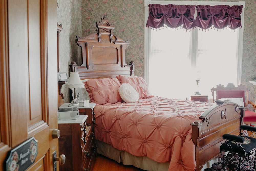 Peacock, Suite, Queen Bed