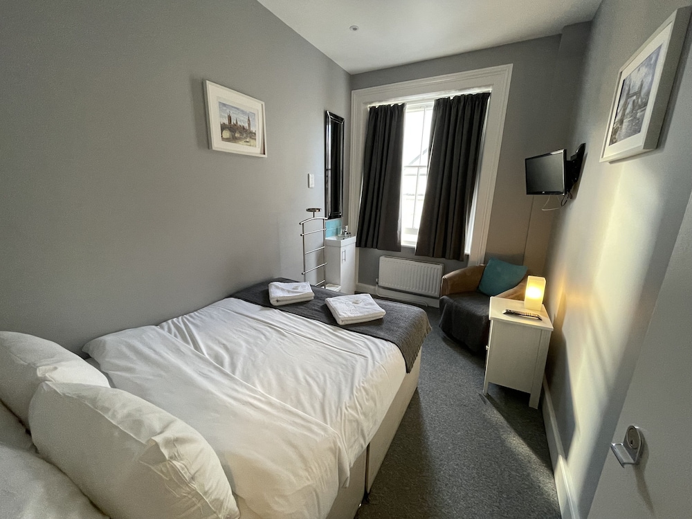 BASIC, DOUBLE BED, SHARED BATHROOM