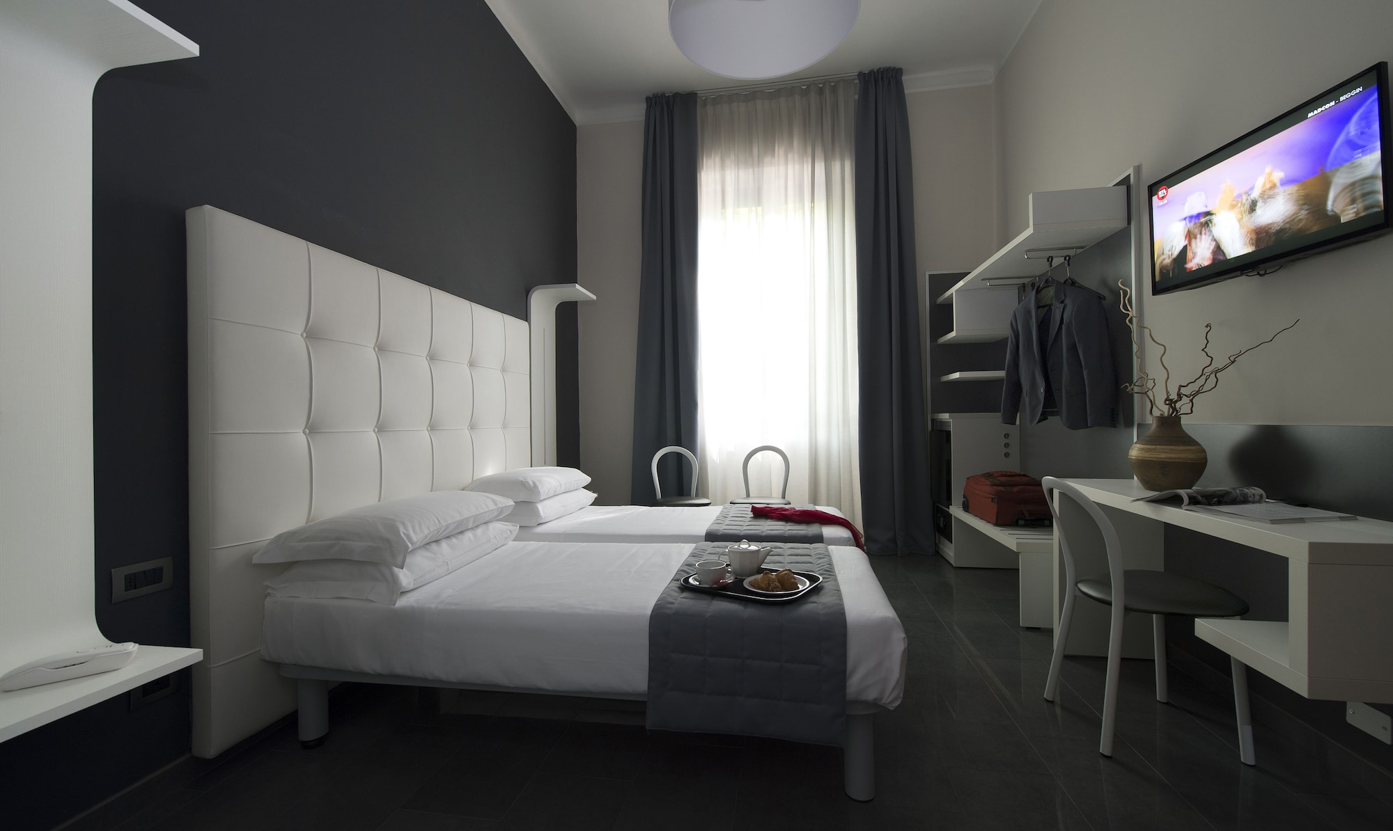 ROOM, TWIN BEDS