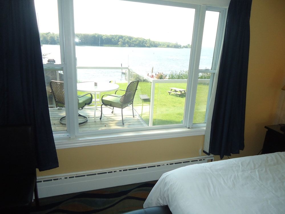 Bayside Inn & Waterfront Suites 15/40