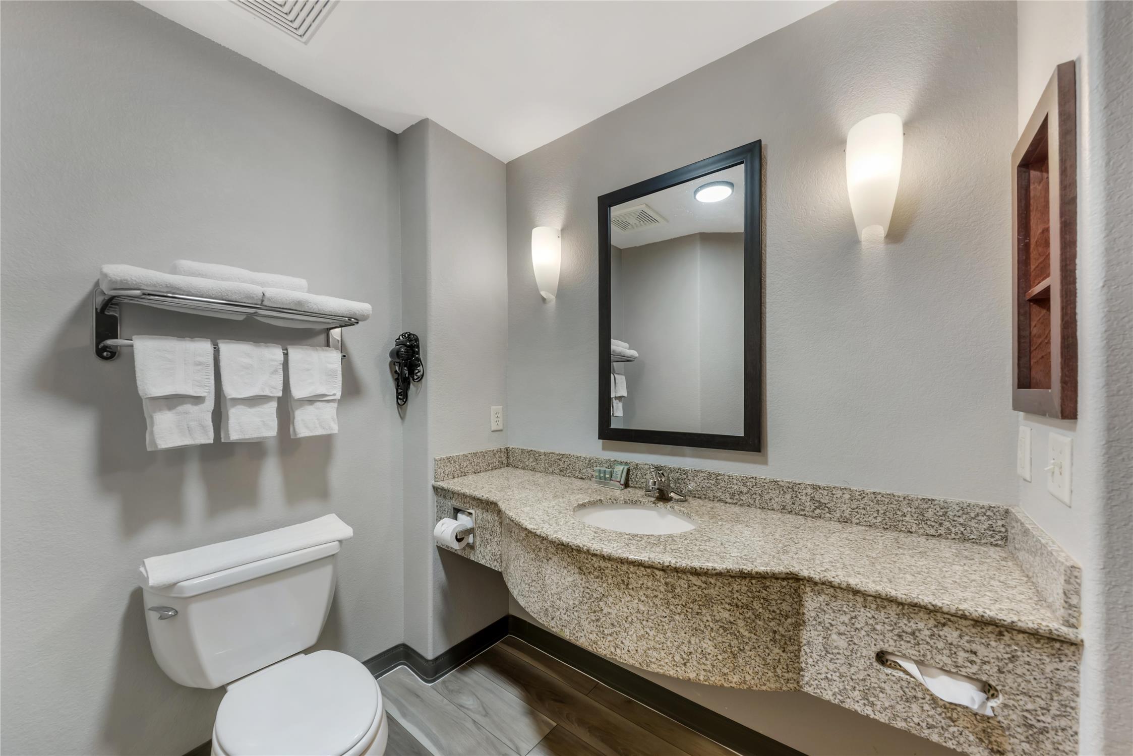 غرفة بسرير كينج مع أريكة، Best Western Sea World/Lackland AFB NW Hotel Suites 2/2