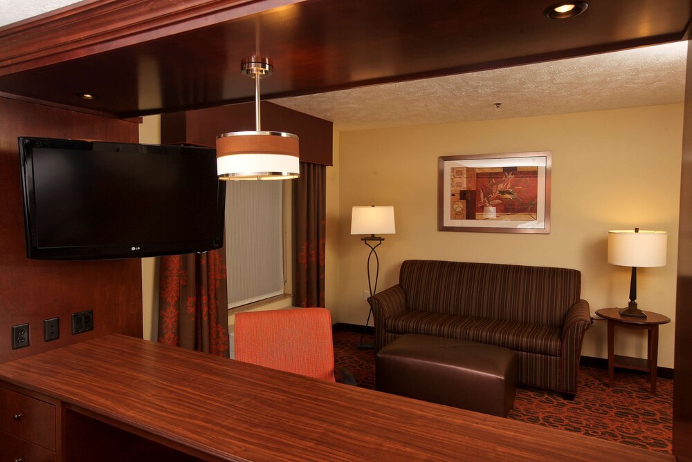 Hampton Inn Suites Fargo Medical Center 18/36