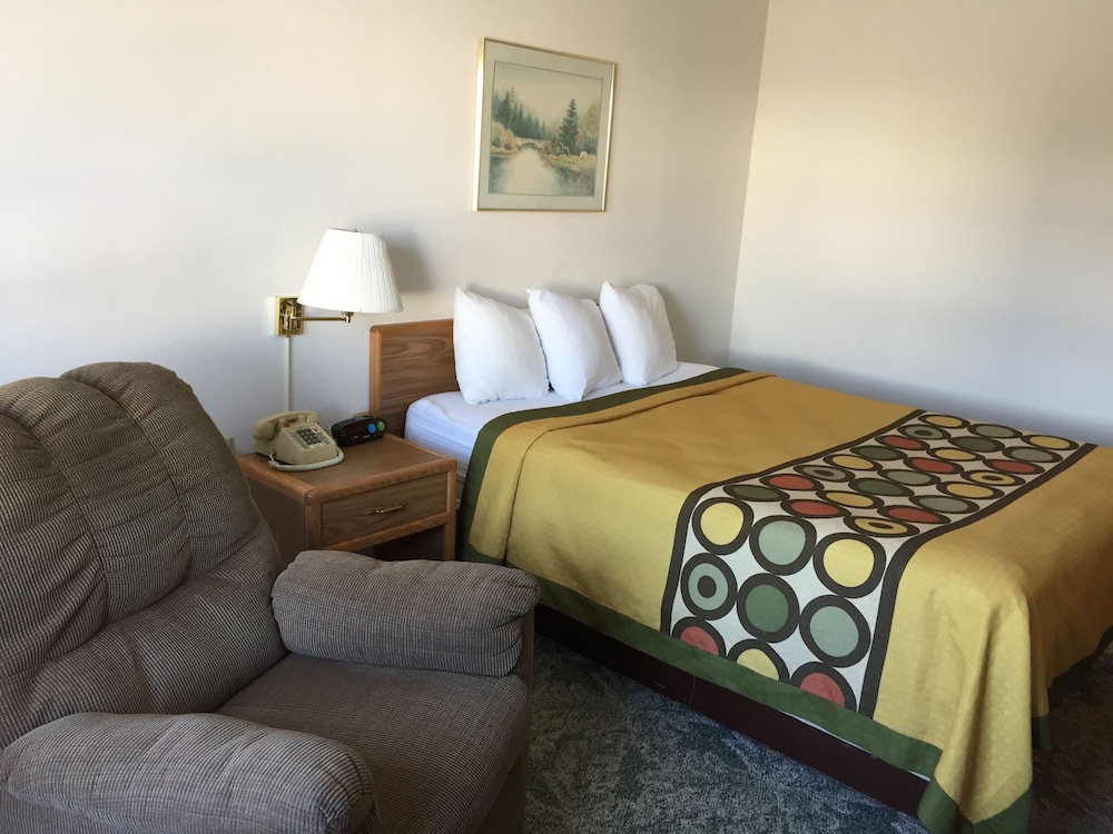 Super 8 By Wyndham Escanaba 10/39
