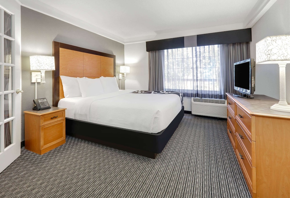 SUITE, KING BED