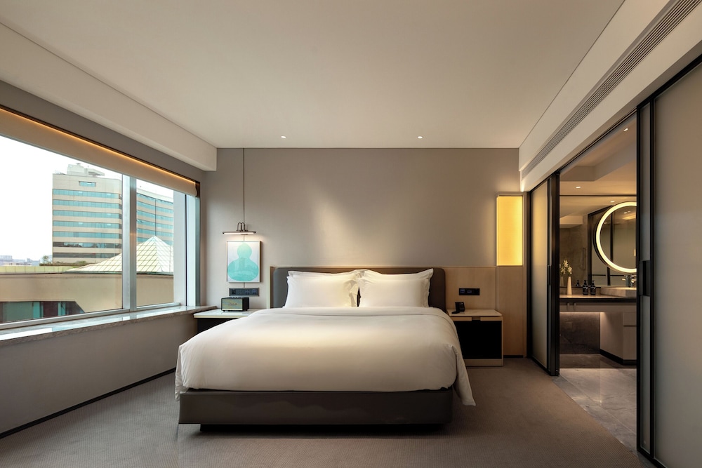 Deluxe, King Bed