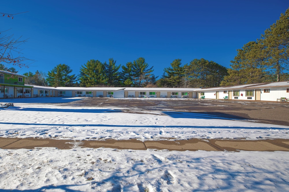 Love Hotels Tomahawk at Lake Mohawksin WI 41/49