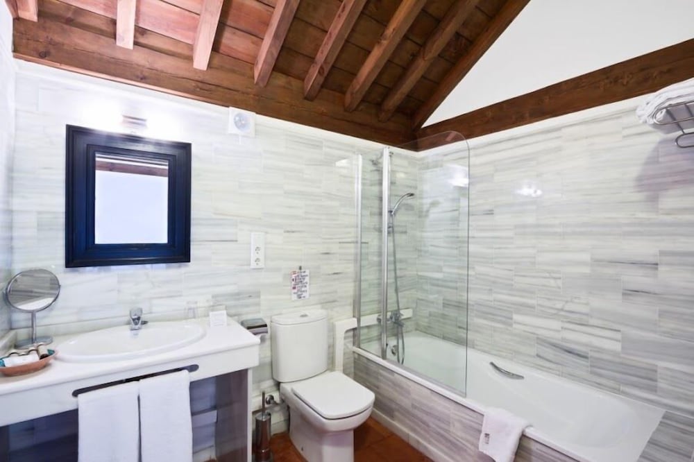 BASIC, DOUBLE OR TWIN BED, COURTYARD VIEW, GROUND FLOOR