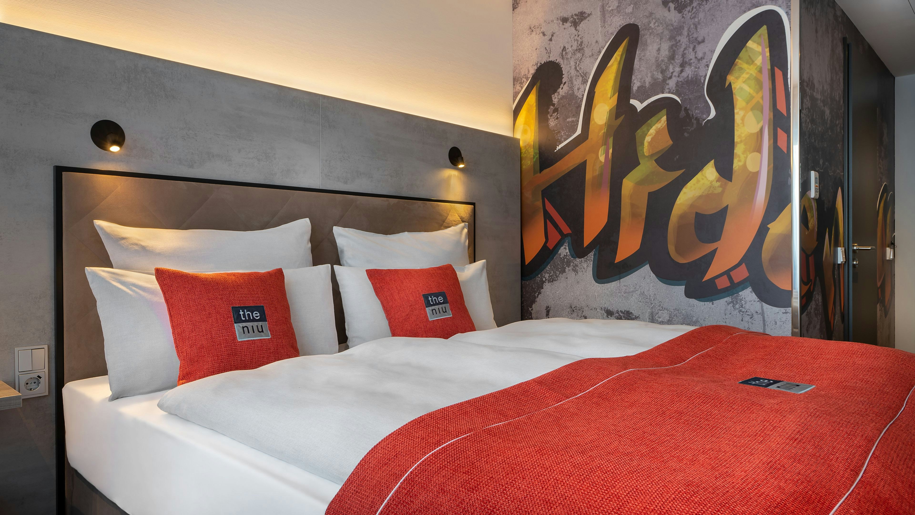 STANDARD, QUEEN BED
