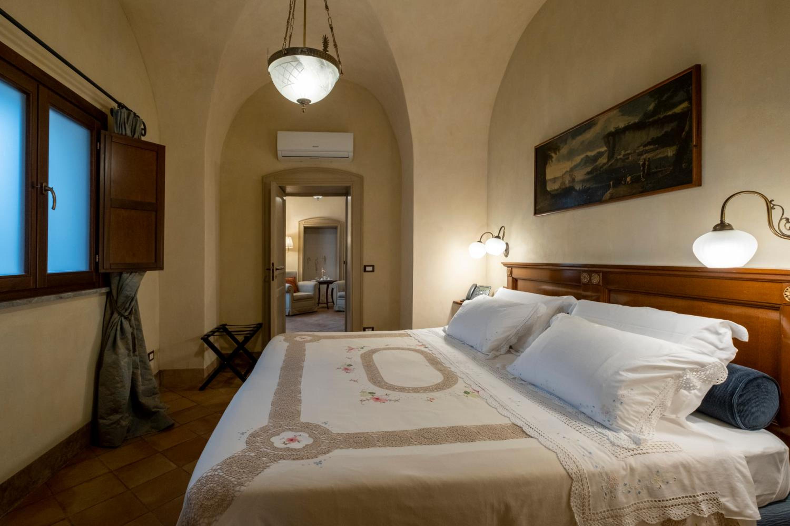 EXECUTIVE, SUITE