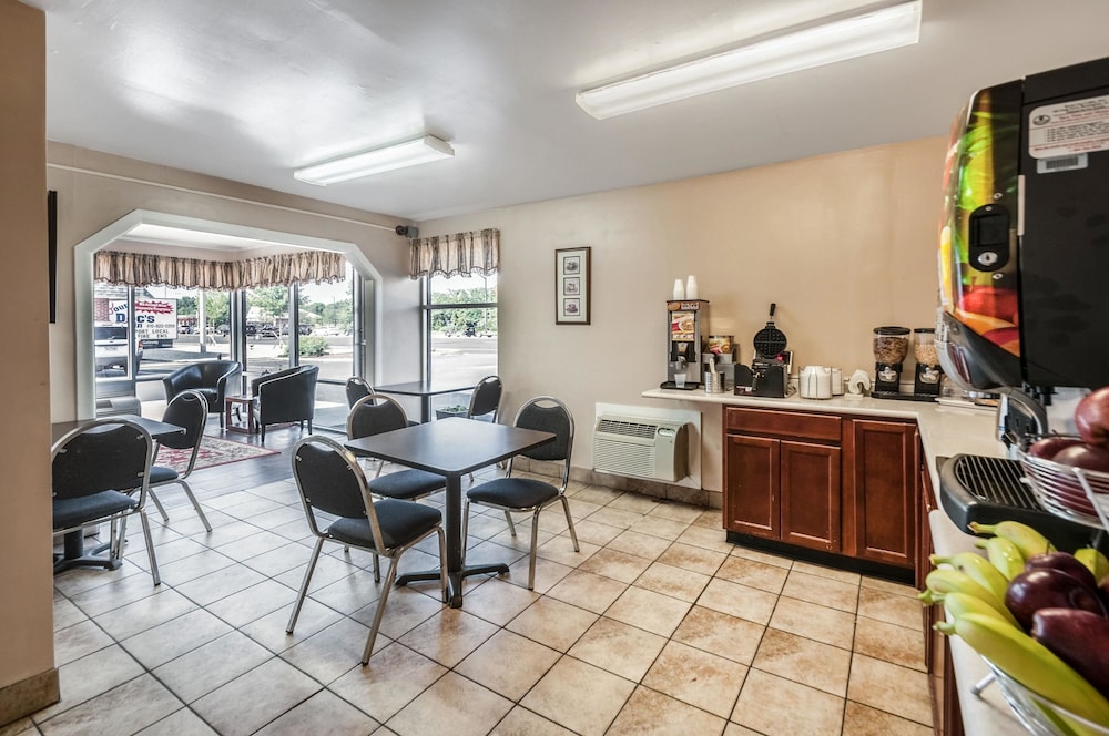 Econo Lodge Easton 48/61