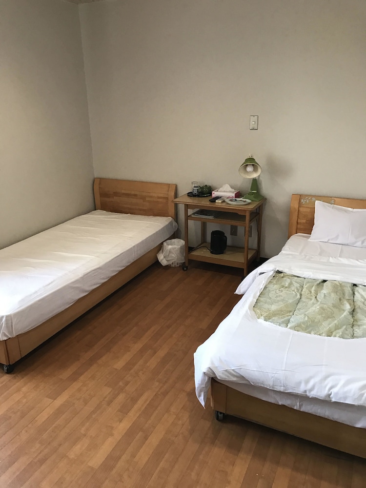 New Makomo Hotel 12/61