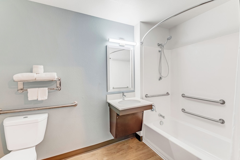 غرفة بسرير كوين بحوض استحمام لذوي الإعاقة، WoodSpring Suites Austin North I-35 4/5