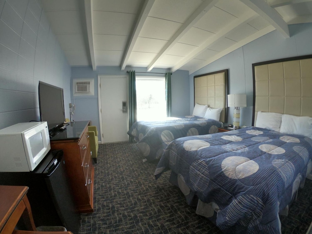 Copper Lantern Motor Lodge 22/36