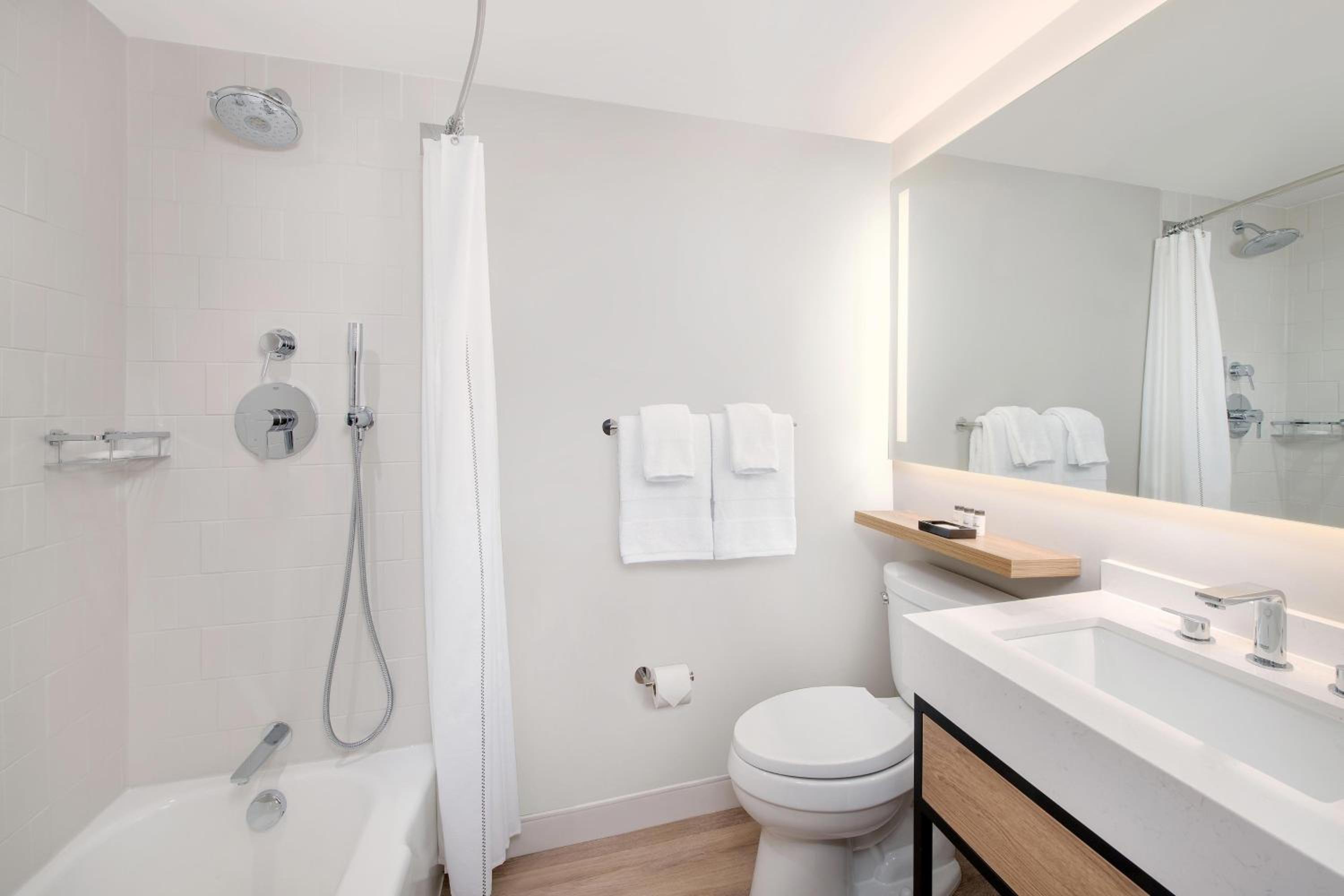 غرفة بسرير كينج بحوض استحمام لذوي الإعاقة، Sheraton Birmingham 4/10