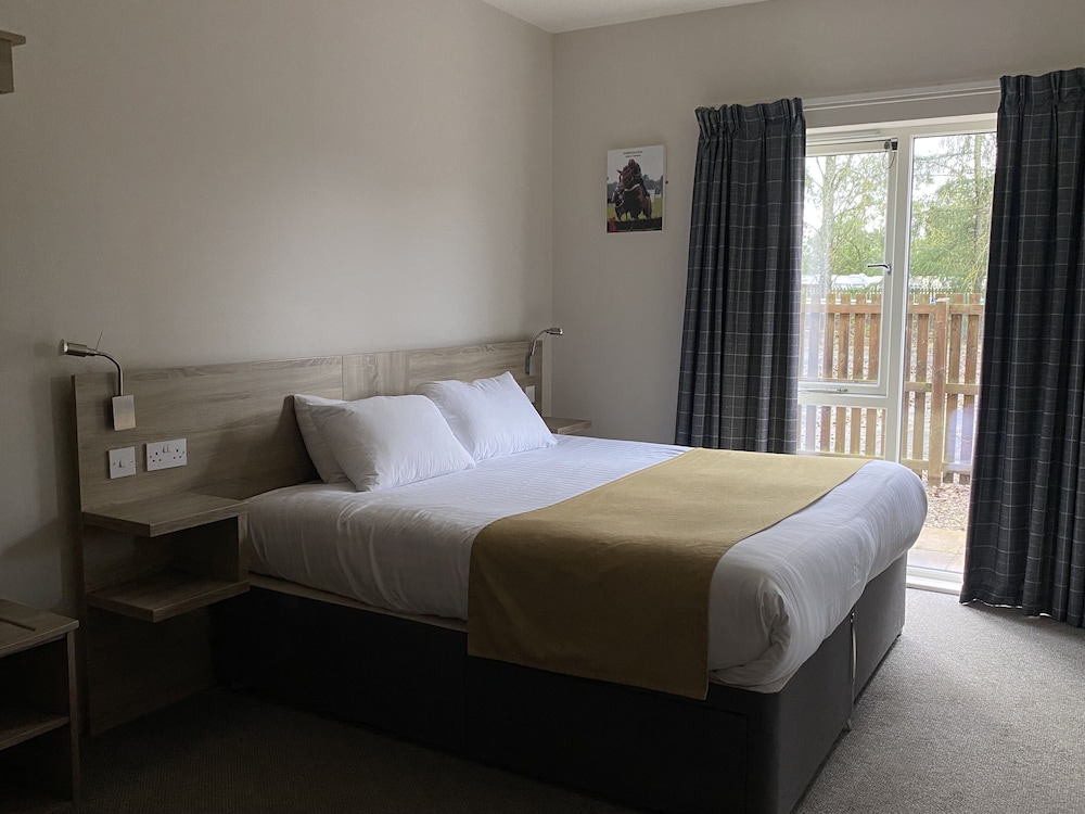 The Lodge At Perth Racecourse 16/62