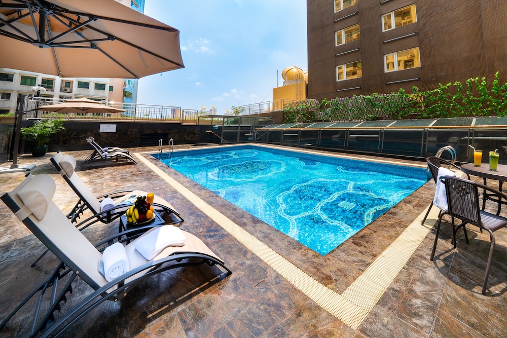 Grand Dragon Hotel 49/50