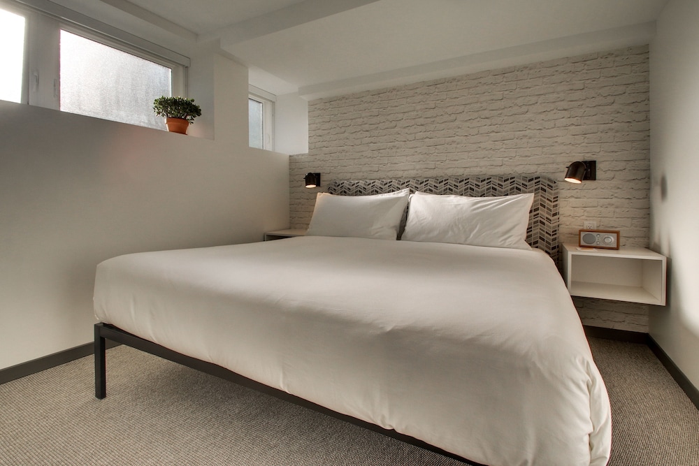BUZZ, KING BED