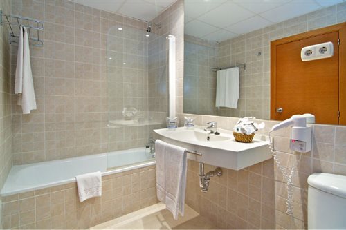 غرفة بسرير مزدوج أو سريرين منفصلين