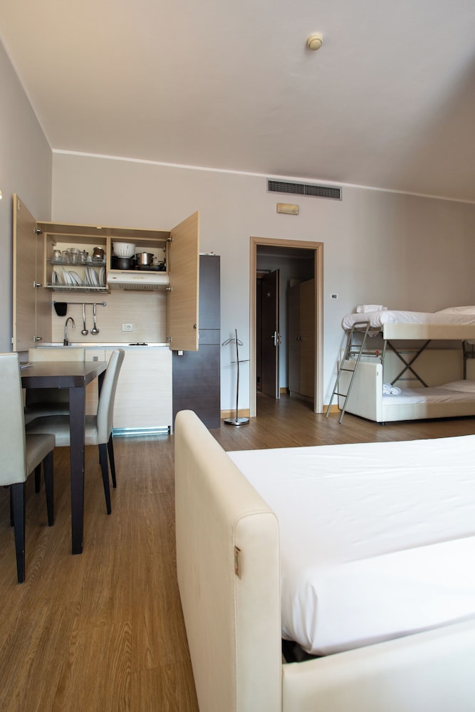 ROOM, QUADRUPLE