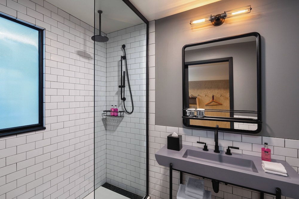 غرفة بسرير كينج بشرفة لذوي الإعاقة، Moxy Minneapolis Downtown 2/2