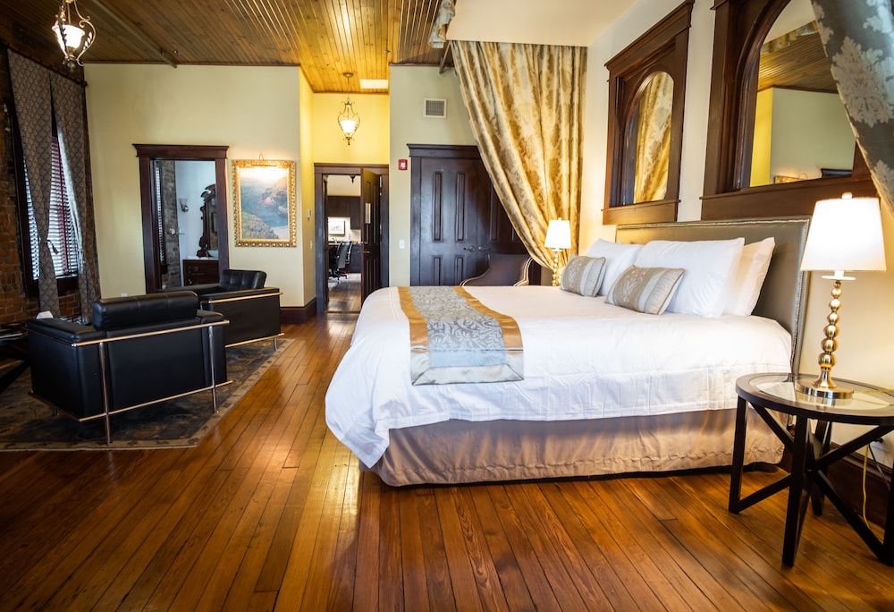 The Hackett Hotel 4/34