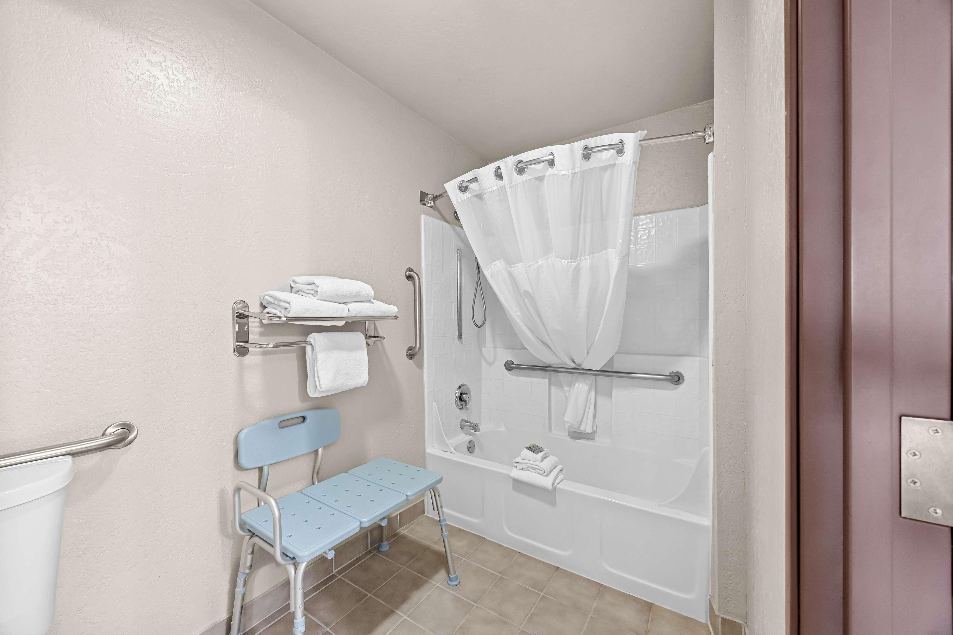 غرفة لذوي الإعاقة، Best Western Inn At The Rogue 3/3
