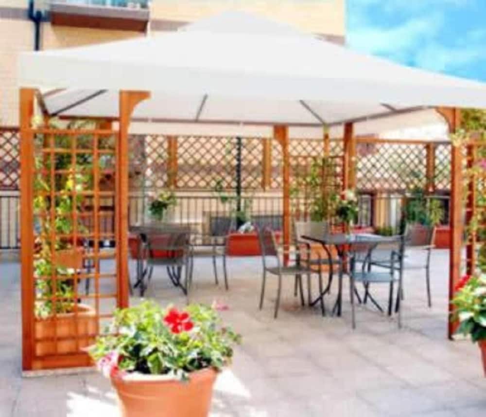 Cassia Hotel 30/34
