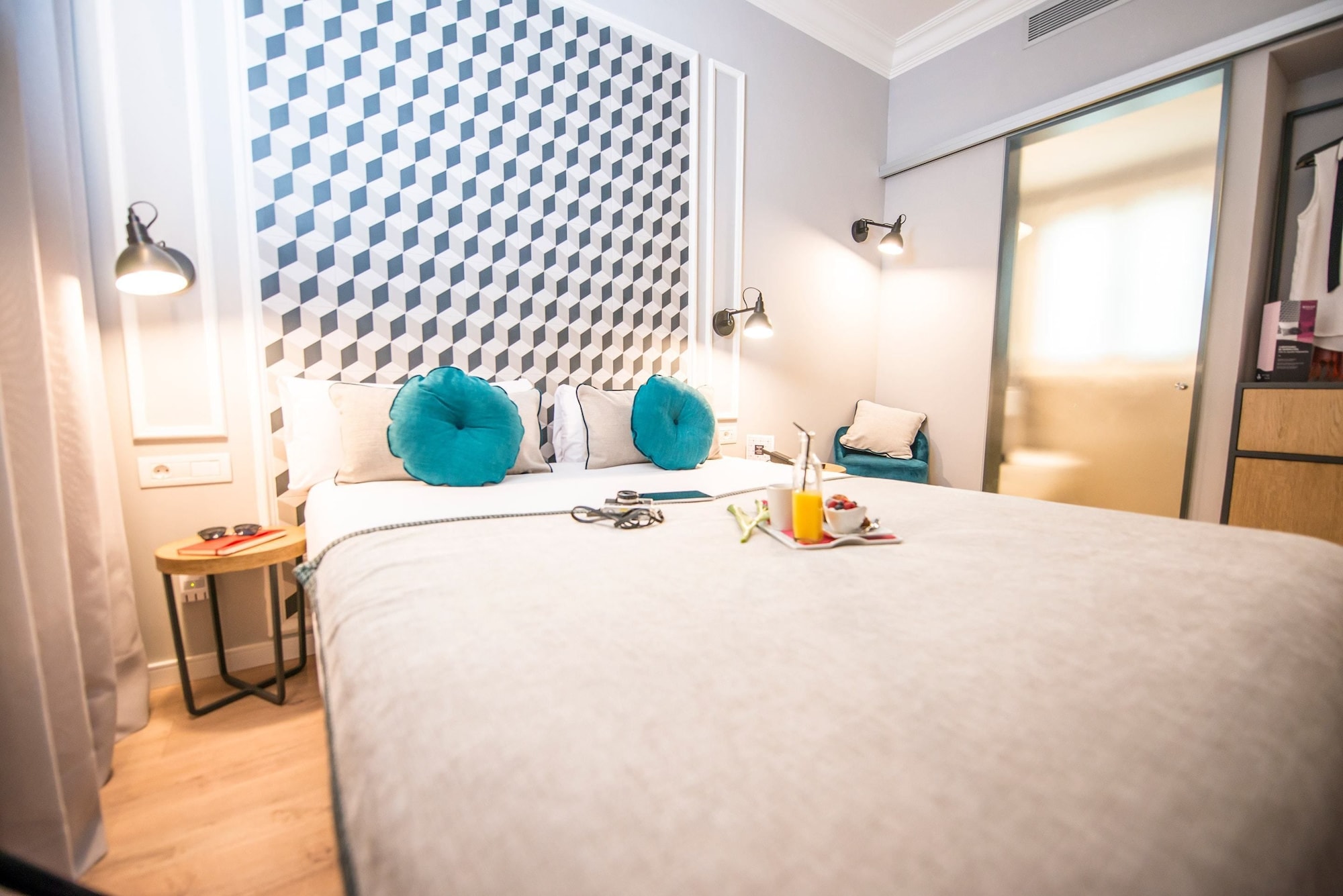 SUITE, CITY VIEW, BALCONY