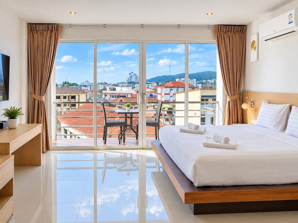 1 Bedroom, Superior, King Bed, Balcony