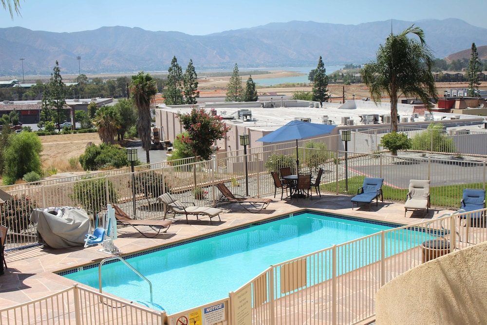 Best Western Plus Lake Elsinore Inn & Suites 12/53