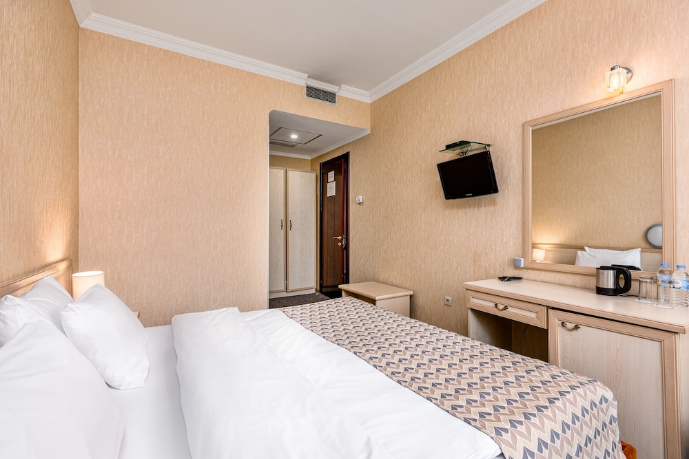 ROOM, DOUBLE BED